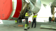 Dos trabajadores realizan un mantenimiento a una aeronave en el aeropuerto de Teruel.