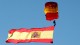 La brigada paracaidista exhibe la bandera española en el desfile de las Fuerzas Armadas.